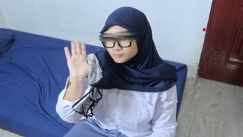 Ketahuan Curi Daleman Kakak Berjilbab Minta Crot Mulut